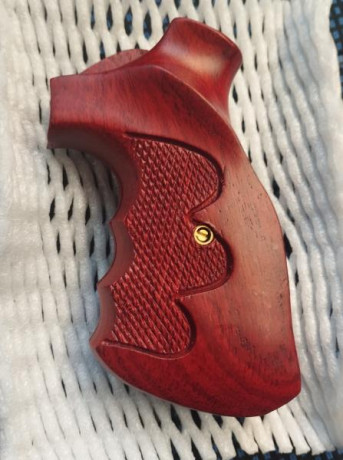 Vendo cachas nueva sin estrenar de Revolver SW tipo 686 o similar construida en madera con muy buenos 00