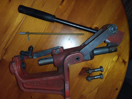 Maquina de recargar Pacific de hierro fundido (muy pesada y robusta). La vendo con el empistonador ya 01