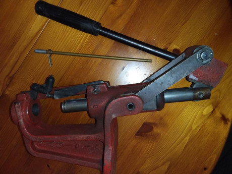 Maquina de recargar Pacific de hierro fundido (muy pesada y robusta). La vendo con el empistonador ya 00