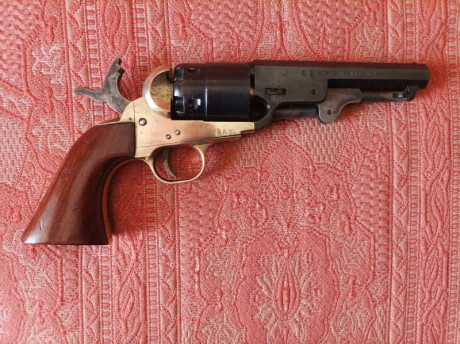 Buenas a todos.
Vendo Colt Navy Pietta 1851, en calibre.44
El revolver está trillaillo, pero funciona 01