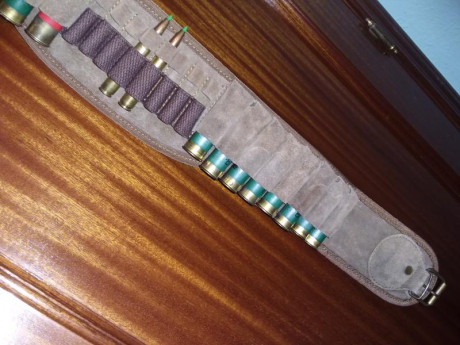 Vendo canana de cintura ajustable en piel, para 16 cartuchos del 12 y 8 cartuchos de fusil.
Por 15 € 02