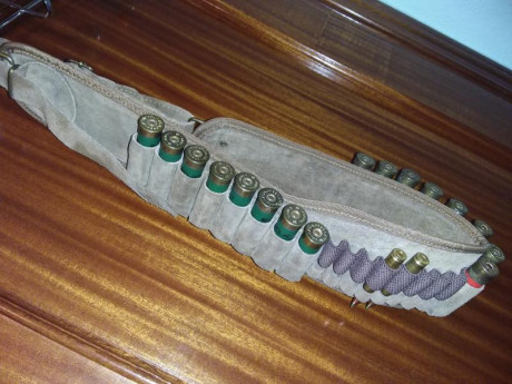 Vendo canana de cintura ajustable en piel, para 16 cartuchos del 12 y 8 cartuchos de fusil.
Por 15 € 01