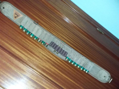 Vendo canana de cintura ajustable en piel, para 16 cartuchos del 12 y 8 cartuchos de fusil.
Por 15 € 00