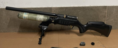 Carabina cometa Lynx en madera negra, calibre 5,5. Tiene como mejoras botella de fibra, regulador cometa 00