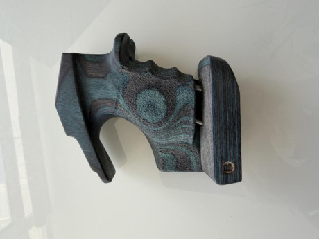 Hola buenas tardes compañeros del foro , pongo a la venta esta cacha para feinwerkbau P8x en madera laminada 01