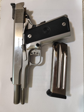 Mi padre vende esta pistola, ya que le da muy poco uso y para que la tenga en el armero me ha dicho que 02