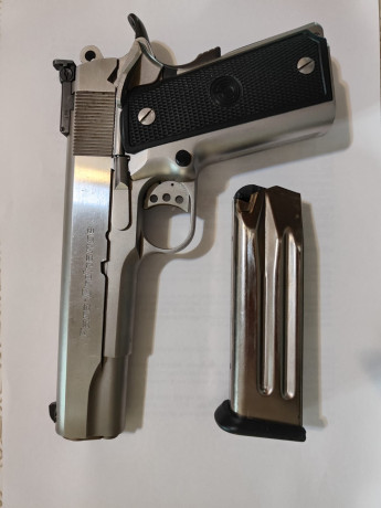 Mi padre vende esta pistola, ya que le da muy poco uso y para que la tenga en el armero me ha dicho que 00