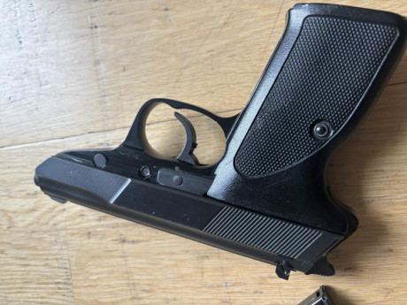 Se vende está formidable pistola con muy poco uso y dos cargadores, está en Barcelona para ver y probar.Precio:450€ 01