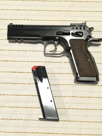 Tanfoglio Stock III 9mm. 2940 disparos en IPSC. Tres cargadores, dos muelles recuperadores de diferentes 01