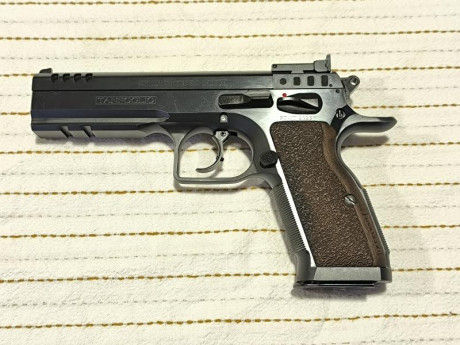 Tanfoglio Stock III 9mm. 2940 disparos en IPSC. Tres cargadores, dos muelles recuperadores de diferentes 00