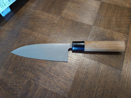 Cuchillo japonés estilo Deba, un sólo filo,  ideal para tareas de cocina de cortar carne y pescado.

- 01