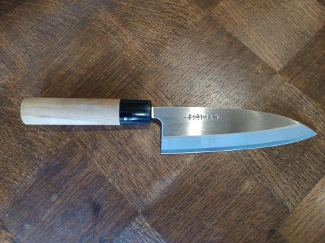 Cuchillo japonés estilo Deba, un sólo filo,  ideal para tareas de cocina de cortar carne y pescado.

- 00