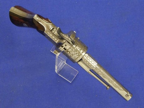 Voy a colocar unas fotos de un arma larga alemana de llave de mecha del siglo XVI. 172