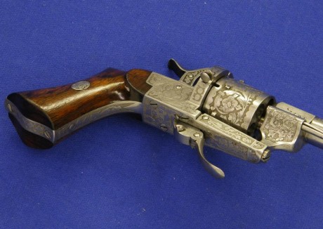 Voy a colocar unas fotos de un arma larga alemana de llave de mecha del siglo XVI. 171