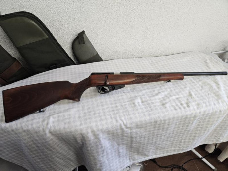 TOZ de cerrojo, cañón grueso, sin miras, tira muy bien y en estado excelente, dos cargadores. Envío por 00