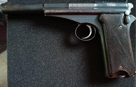 Pistola Campo Giro modelo 1913-16, calibre 9 largo, pavón original, cargador con mismo número que arma, 00