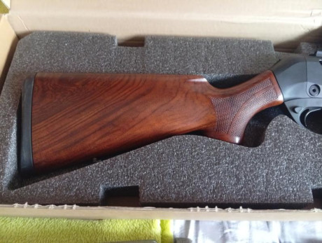  IMG_20260414_122253.jpg Vendo rifle Merkel sr1 semi 
Estado estrenado 900€ más portes 
Tiene base picantini 00