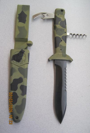 -- VENDO:

 - Lote de dos cuchillos  --

1 -- AITOR VIVAC, color camo, como nuevo, en su caja de cartón 12