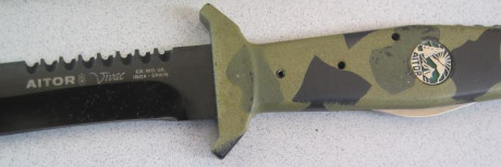 -- VENDO:

 - Lote de dos cuchillos  --

1 -- AITOR VIVAC, color camo, como nuevo, en su caja de cartón 10