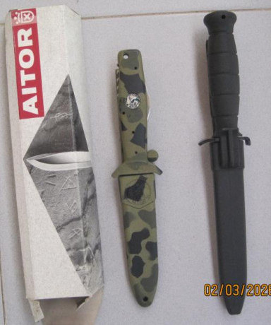 -- VENDO:

 - Lote de dos cuchillos  --

1 -- AITOR VIVAC, color camo, como nuevo, en su caja de cartón 22