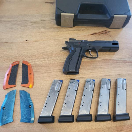 Se vende Pistola CZ SHADOW 2 negra 9mm con 5 cargadores, los 2 cargadores con los viene originalmente 02