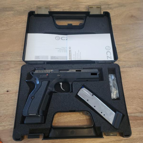 Se vende Pistola CZ SHADOW 2 negra 9mm con 5 cargadores, los 2 cargadores con los viene originalmente 01