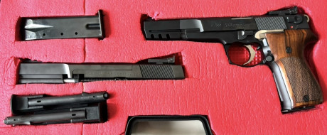 Se ofrece una magnífica pistola Walther P88 Champion 9mm de 6” y kit Walther Sport del 22Lr 6”. Estado 01