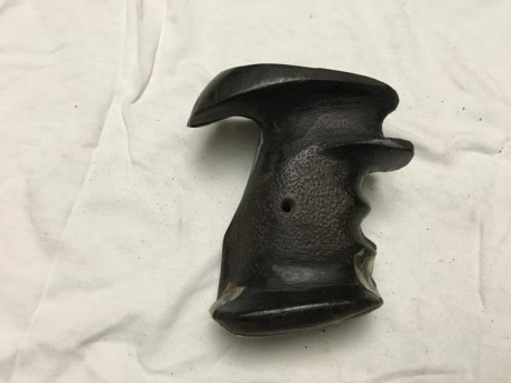 Se vende lote  de cachas de pistola y revólver; en la foto salen todas  NO se  modelos. Precio: 700 euros 110