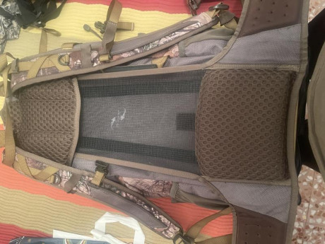 Pongo a la venta esta estupenda mochila de caza, la compré y por ser un poco mas grande que con la que 00