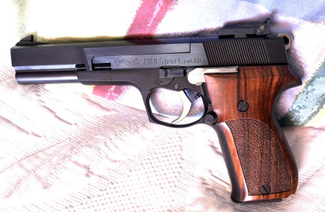 Se ofrece una magnífica pistola Walther P88 Champion 9mm de 6” y kit Walther Sport del 22Lr 6”. Estado 10