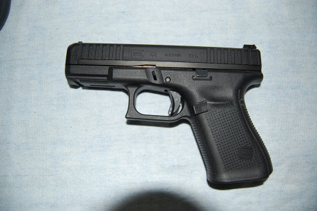 Pistola solo estrenada caja original con los componentes de origen, un cargador extra  y funda básica 01