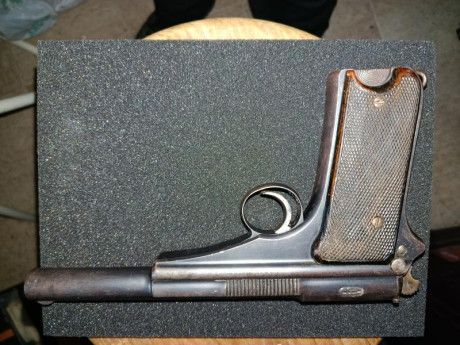 Pistola Campo Giro modelo 1913-16, calibre 9 largo, pavón original, cargador con mismo número que arma, 00