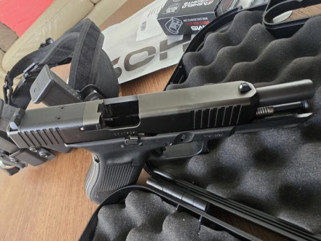 Muy buenas
Vendo Glock 17 quinta generación, modelo IPSC, punto rojo. 
Cinturón, portacargadores etc, 11