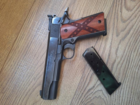 *SEVENDE* :

 *Pistola COLT MK IV Series 80, calibre 45 ACP.* 

2 Cargadores, el original y uno comprado 01