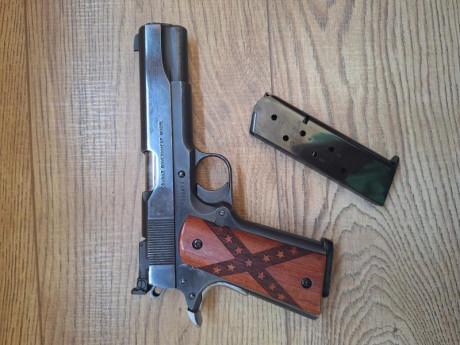 *SEVENDE* :

 *Pistola COLT MK IV Series 80, calibre 45 ACP.* 

2 Cargadores, el original y uno comprado 00