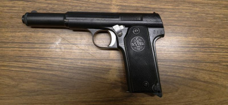 Pongo a la venta el arma de un amigo, se trata de una  astra 400  calibre 9mm largo  guiada en F, el arma 02