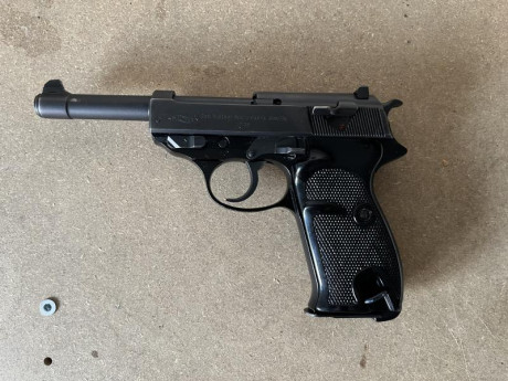 Se vende Walther P38 en perfecto estado de conservación y funcionamiento. Sin golpes, rayones o falta 01
