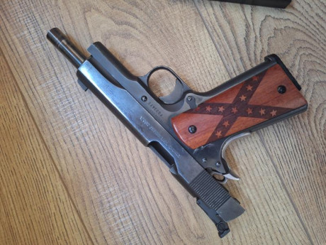 *SEVENDE* :

 *Pistola COLT MK IV Series 80, calibre 45 ACP.* 

2 Cargadores, el original y uno comprado 11