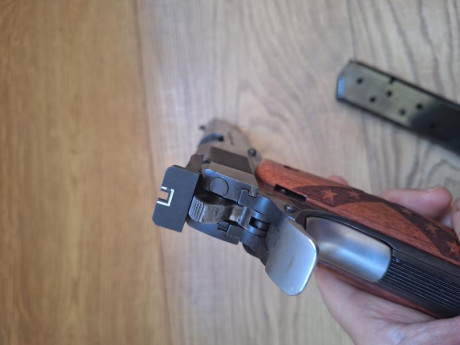 *SEVENDE* :

 *Pistola COLT MK IV Series 80, calibre 45 ACP.* 

2 Cargadores, el original y uno comprado 10