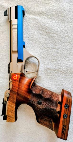 Buenas tardes. Pongo a la venta una pistola en cal. 22Lr. Dispone de DOS dispositivos de cierre o contrapesos, 01