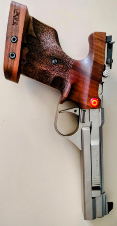 Buenas tardes. Pongo a la venta una pistola en cal. 22Lr. Dispone de DOS dispositivos de cierre o contrapesos, 00