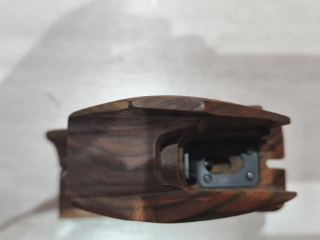 Vendo cacha para Feinwerkbau P8X TALLA L.
tenía puesta un poco de pasta pero se la quité y se a quedado 01