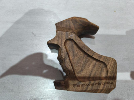 Vendo cacha para Feinwerkbau P8X TALLA L.
tenía puesta un poco de pasta pero se la quité y se a quedado 00