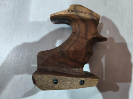 Vendo cacha para Feinwerkbau P8X TALLA L.
tenía puesta un poco de pasta pero se la quité y se a quedado 11