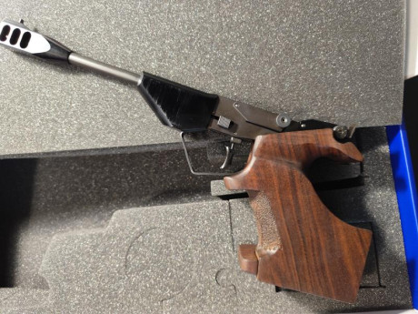 Pistola  de la marca Checa Tau.
Está nueva en su caja original, sólo estrenada para comprobar funcionamiento 00