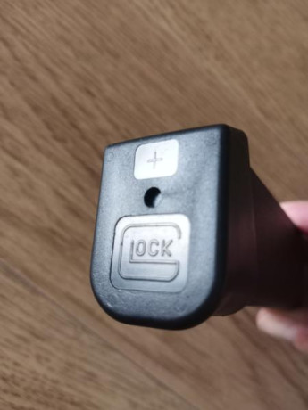 Vendo cargador original de GLOCK 17 con tapa de +2 CAL. 9x19

30€ envio inlcuido

interesados mandar datos 10