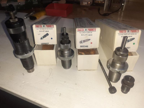 vendo 3 dies Forster del 6.5x47 lapua, 1 die micrometrico para colocar puntas, 1 die neck con bushing, 00
