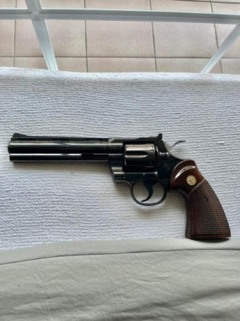 *SE VENDE:* 

 *Colt PYTHON* de 6" calibre 357/38.
Muy cuidado.

Que decir de esta preciosidad!!

 00