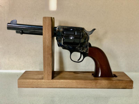 Vendo dos revólveres guiados en AER, el primero Pietta 45 COLT , tiene tirados 20 tiros , está nuevo , 00