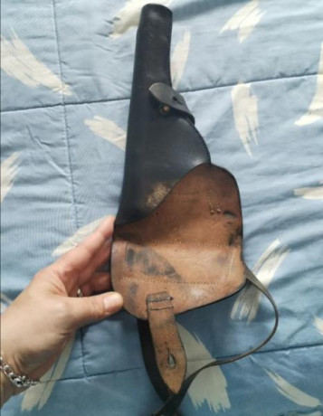 Se vende funda original de la época para Astra 400 9L.
Lleva corretaje, hueco para cargador y baqueta.
En 01